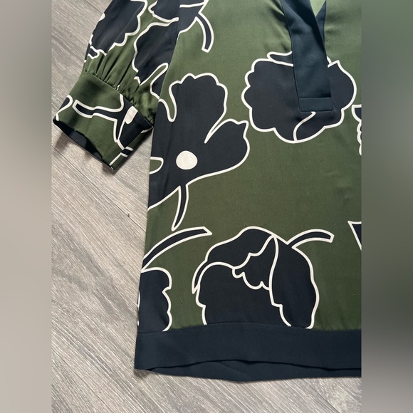Diane Von Furstenberg Olive Green & Black Floral Print Silk Blouse size 6 - Picture 5 of 12